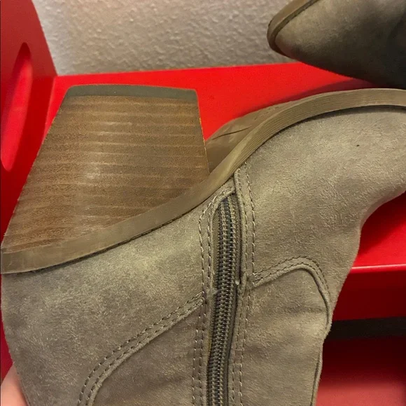 Carlos Santana light brown suede Fringe Knee-High Wedge Boots size 6 - Picture 4 of 4